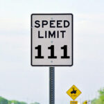 勝てる英語スピーチは、1分あたり111語。 Speed Limit 111の交通標識