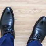 足元に目を落とさず前を見て歩く！自信が満ち溢れたスピーカーに見せるコツ