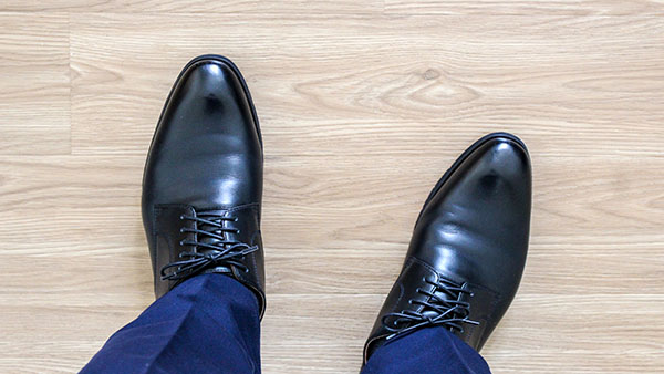 足元に目を落とさず前を見て歩く！自信が満ち溢れたスピーカーに見せるコツ トップ画像