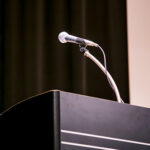 スピーチコンテスト表彰式の審査員講評で「何を話すか」「どこまで話すか」