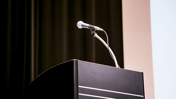 スピーチコンテスト表彰式の審査員講評で「何を話すか」「どこまで話すか」 トップ画像