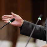 発表時のジェスチャーは単語で始まりフレーズや文で終わると自然