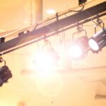 ステージのスポットライト照明に備えて聴衆へのアイコンタクトの位置を確認