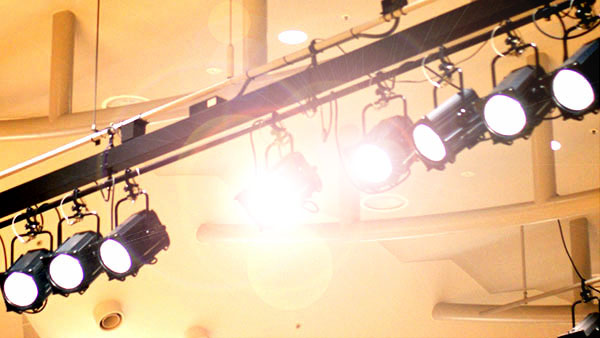 ステージのスポットライト照明に備えて聴衆へのアイコンタクトの位置を確認