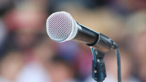 スピーチやプレゼンでマイクを使う時には音響機器を頼り過ぎないように