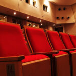 大ホールや講堂でスピーチをする際にどこに目線とアイコンタクトを送るか