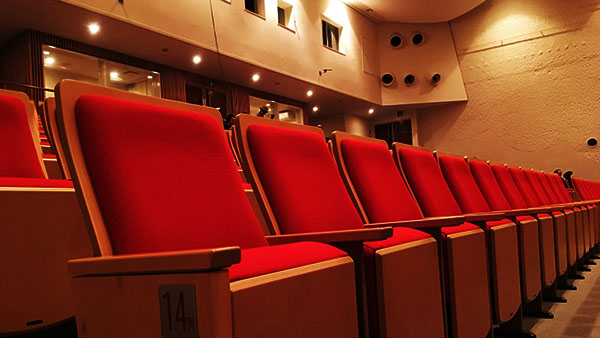 大ホールや講堂でスピーチをする際にどこに目線とアイコンタクトを送るか トップ画像